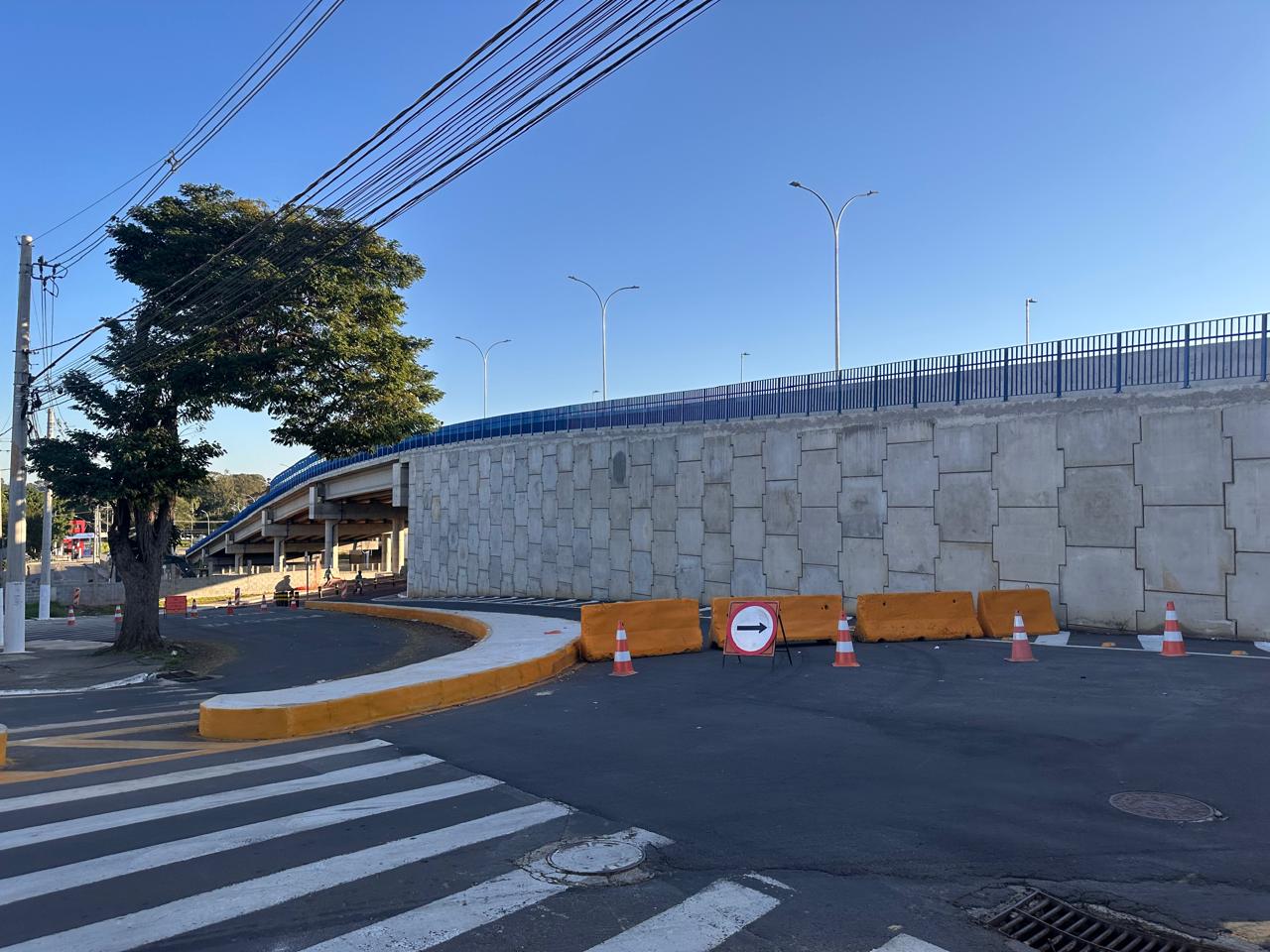 Rua Antônio Baraldo, localizada sob o Viaduto da Vila Real, recebe obras de drenagem e fica interditada para o tráfego