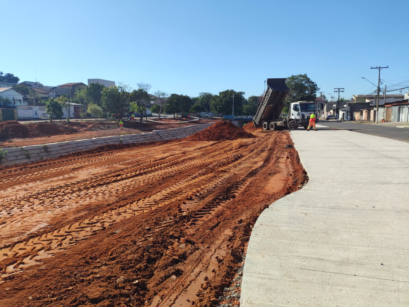 Prossegue obra de terraplenagem para construção de Pq. Socioambiental no Jd. Santa Emília
