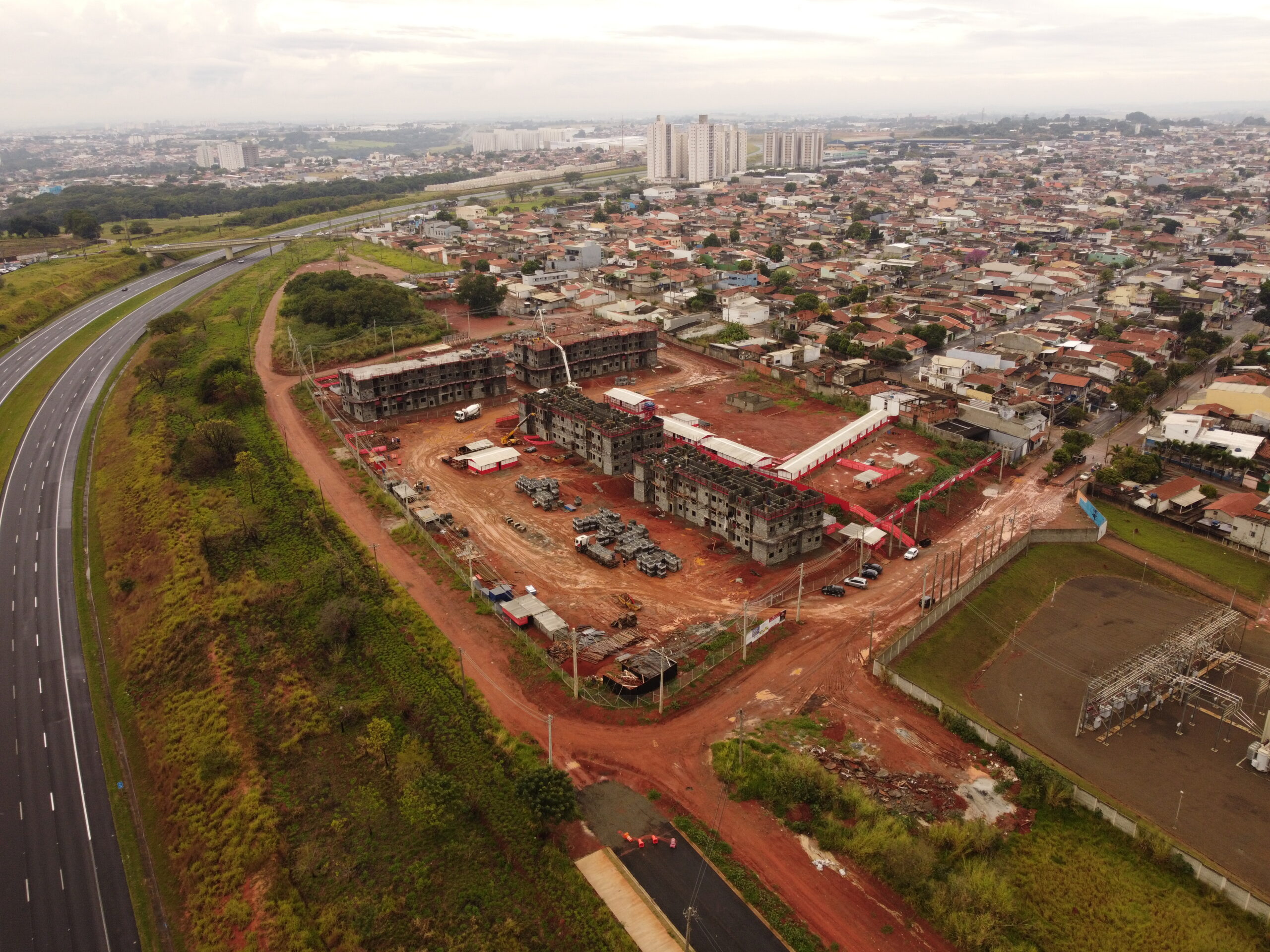 Obras de unidades habitacionais no Jardim Amanda avançam e estão 20% concluídas