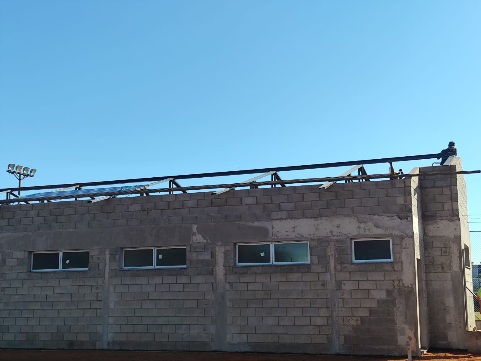 Vestiário em construção no Campo da Mina recebe cobertura