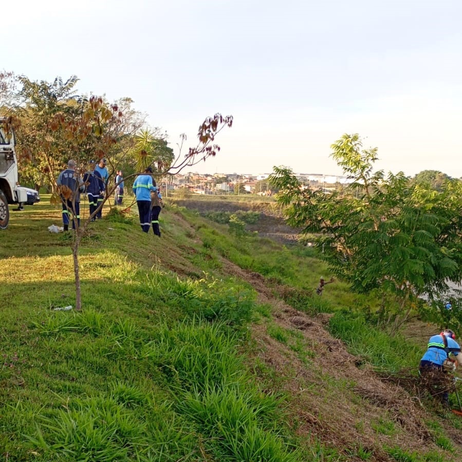 Lago da Fé recebe mutirão da Prefeitura de limpeza e poda do mato