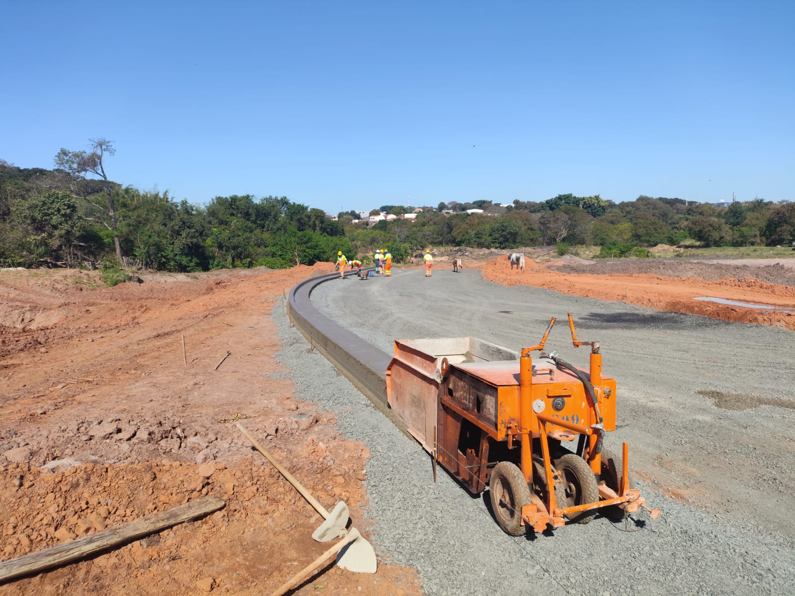 Rua que ligará avenida Panaíno à Vila Inema recebe guias e sarjeta