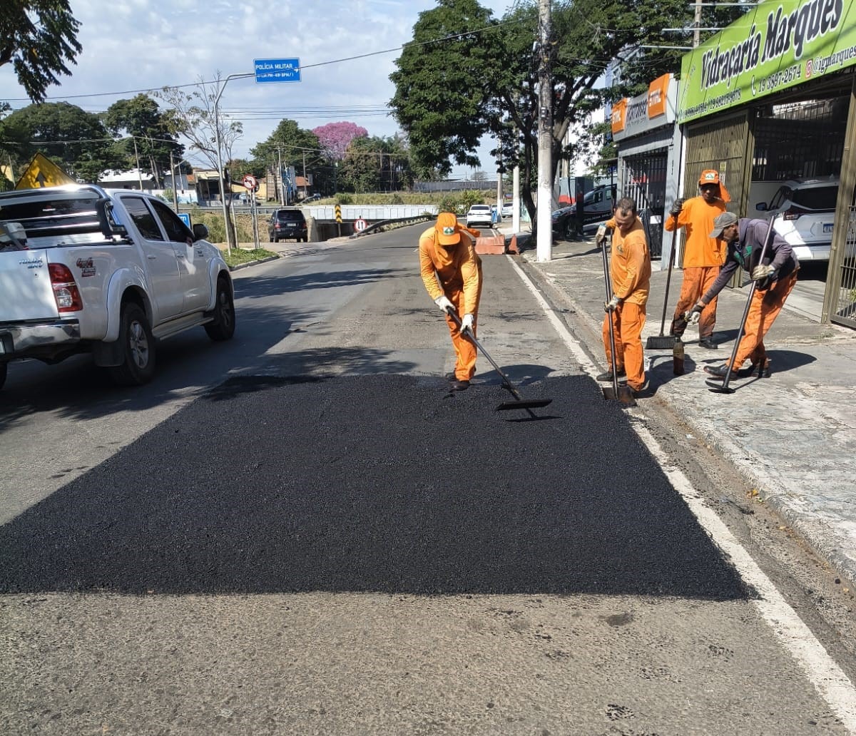 Operação Tapa-Buraco da Prefeitura é realizada em trechos de toda a extensão da avenida Santana