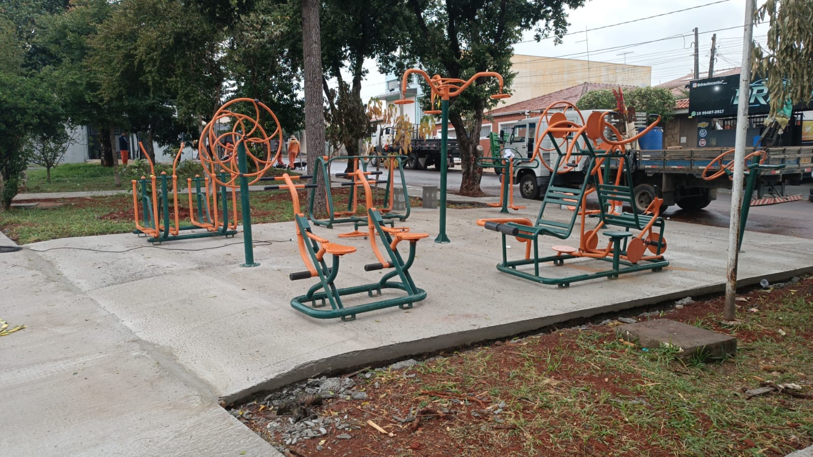 “Praça dos Namorados” no Jardim Campos Verdes ganha academia ao ar livre instalada pela Prefeitura
