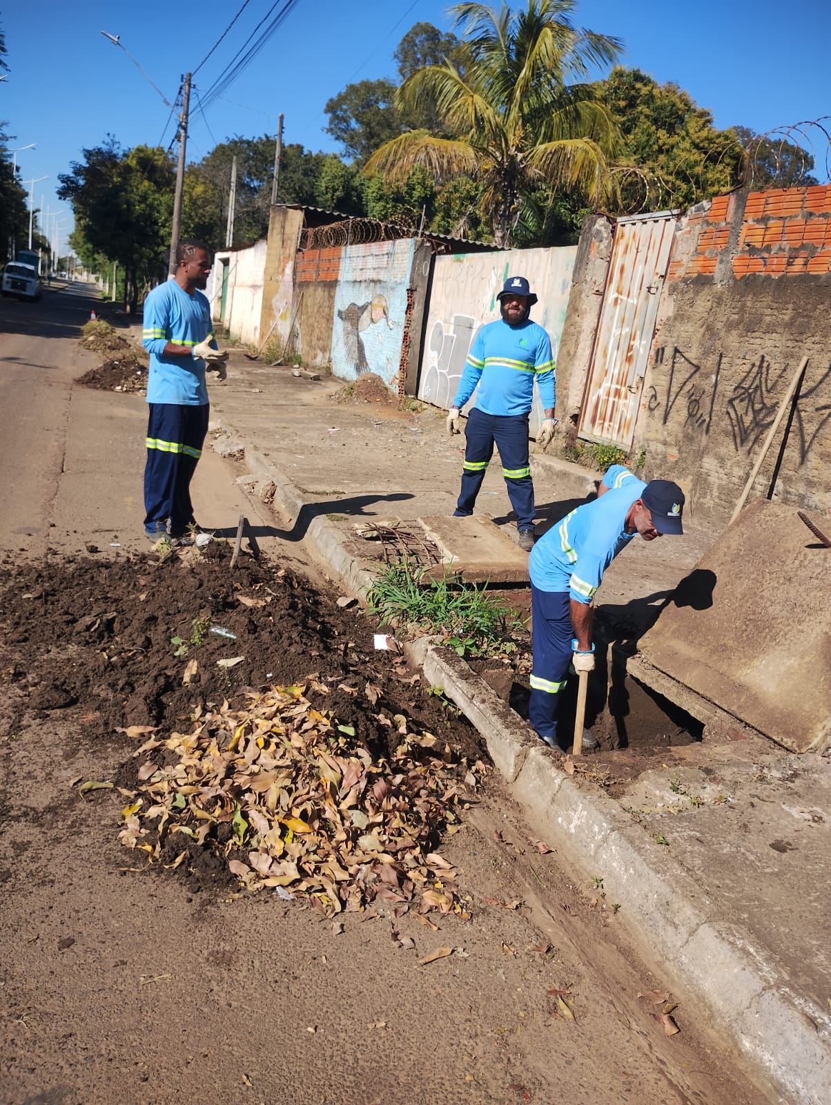 Mutirão de limpeza de bueiros é realizado no entorno do Parque. Chico Mendes para contribuir com o meio ambiente