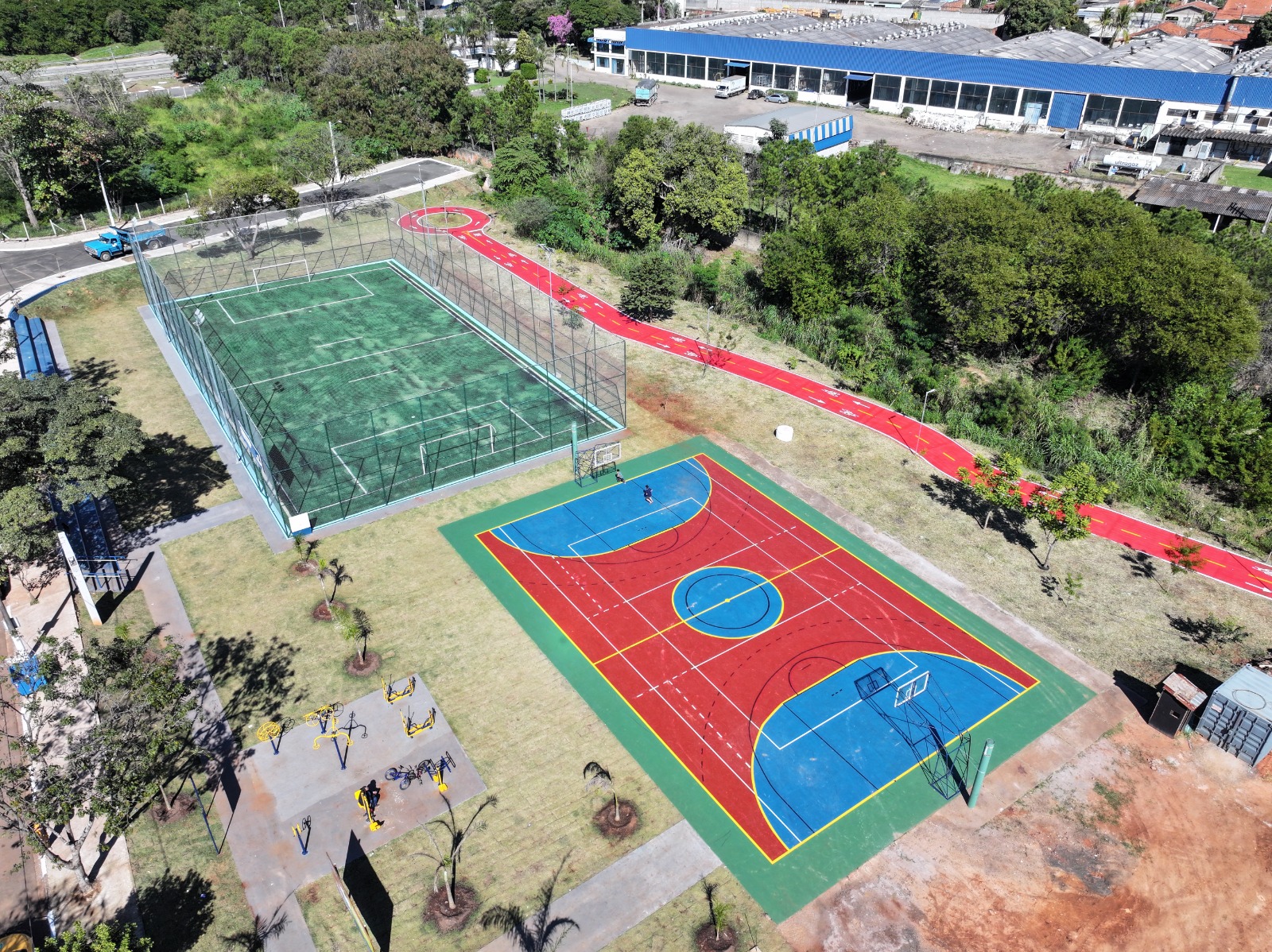 Prefeitura de Hortolândia realiza pintura de trecho da ciclovia no Complexo Esportivo da Mina no Jardim Amanda