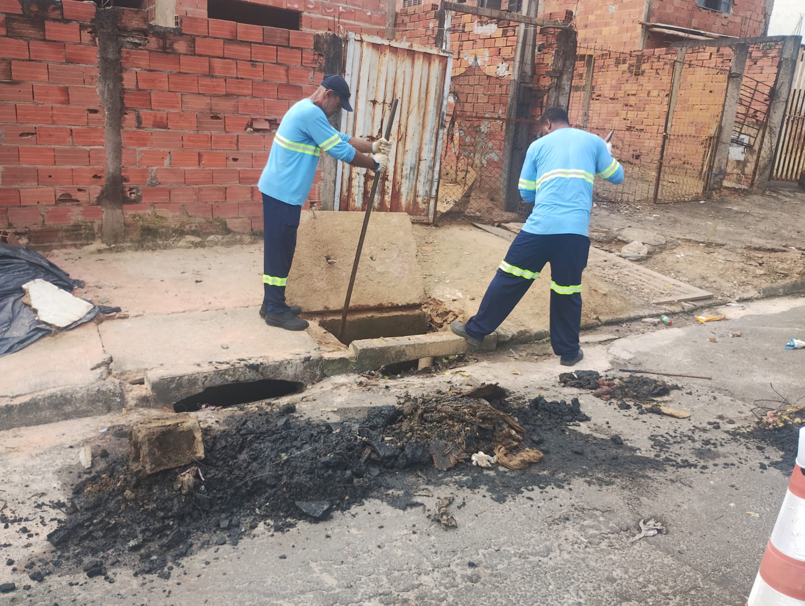 Etapa do mutirão de limpeza de bueiros é realizada pela Prefeitura em dispositivos de cinco bairros de Hortolândia