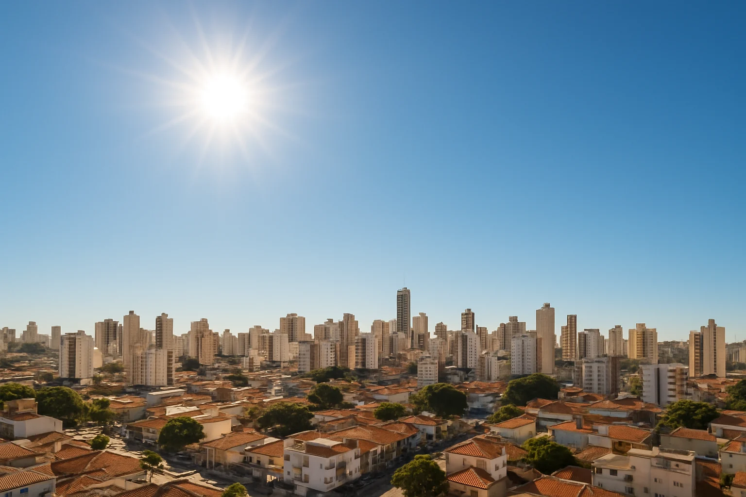 Cidade de Campinas sob céu claro em dia de veranico no inverno